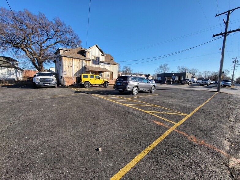 More Photos Of 1209 W 7th St, Joplin Office For Sale