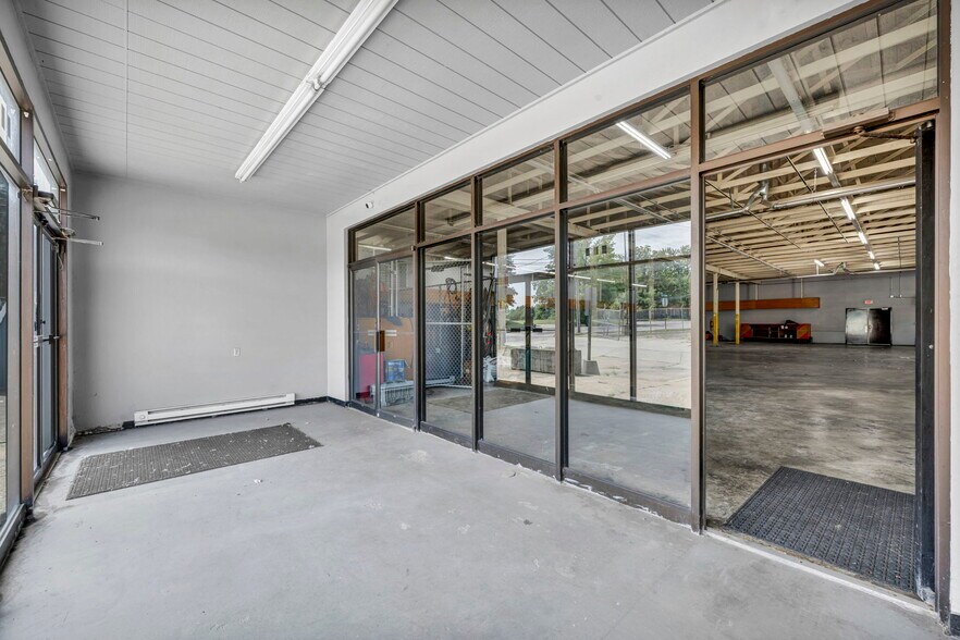 More Photos Of 215 W Bridge St, Elyria General Retail For Sale