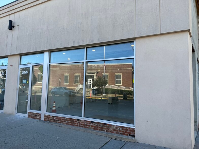 More Photos Of 209-211 Westwood Ave, Westwood Restaurant For Lease