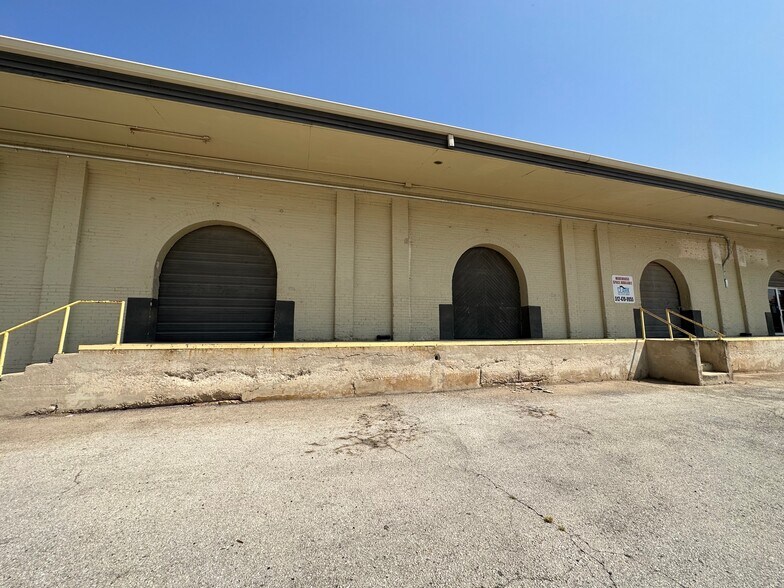 Primary Photo Of 200-232 W New Braunfels St, Seguin Warehouse For Lease