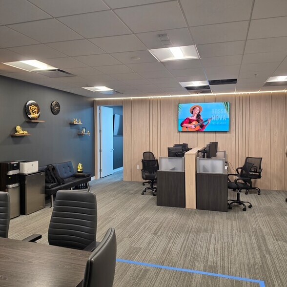More Photos Of 1695 NW 110th Ave, Miami Office For Sale