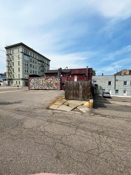 More Photos Of 132 Fulton St, Grand Rapids Restaurant For Lease