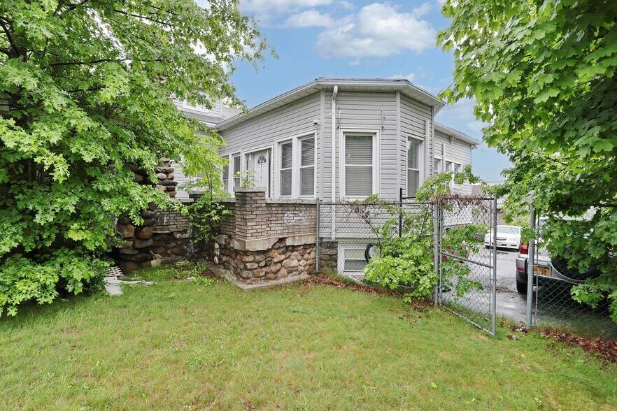 More Photos Of 22 S Madison Ave, Spring Valley Office For Sale