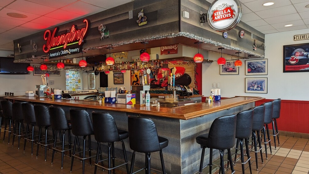 More Photos Of 192 E Main St, Lexington Restaurant For Sale