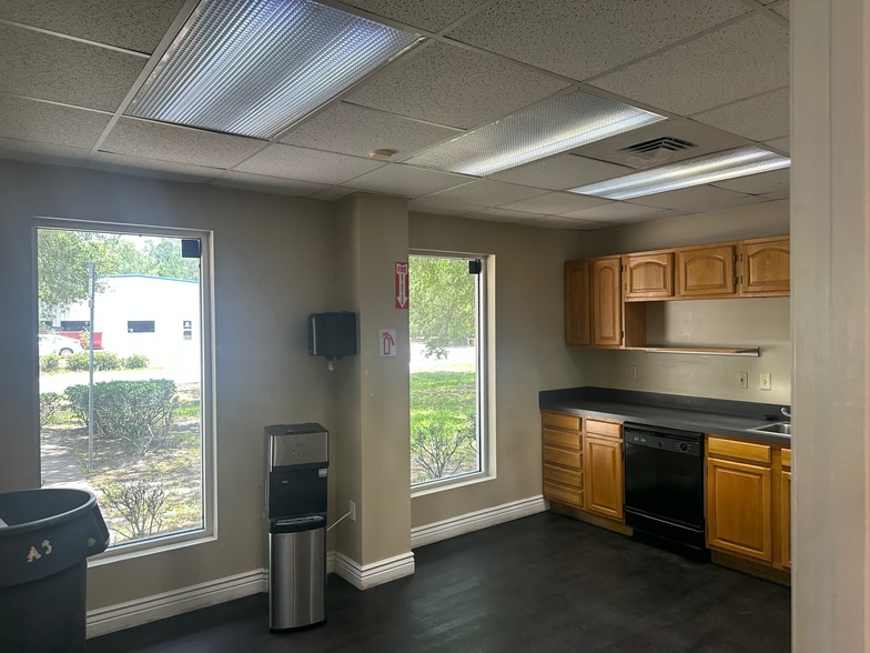 More Photos Of 9624 Sunbeam Center Dr, Jacksonville Warehouse For Sale