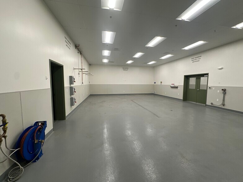 More Photos Of 2049 W Steele Ln, Santa Rosa Warehouse For Sale