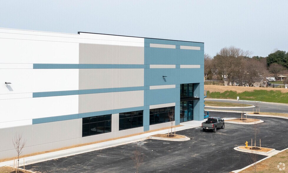 More Photos Of 1000 Commerce Center Dr, Elkton Distribution For Lease