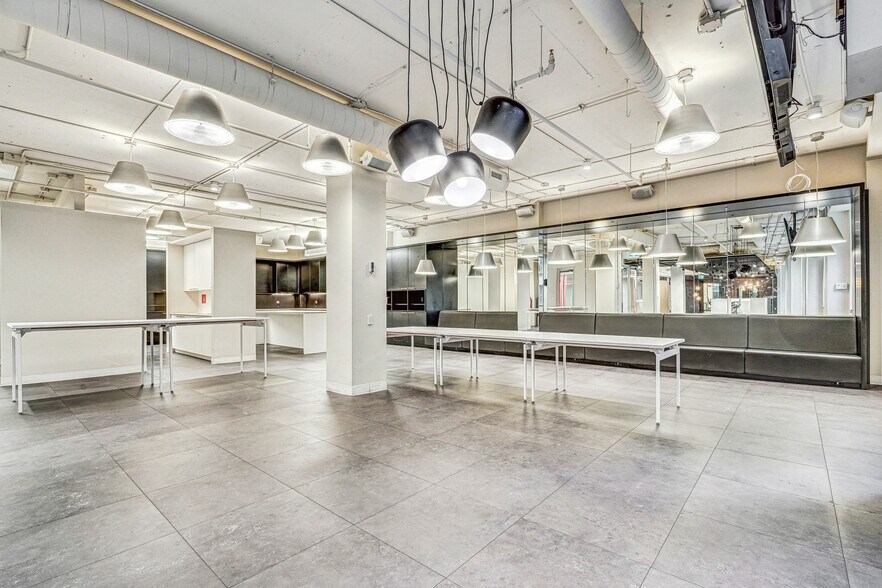 More Photos Of 215 Rue Saint-Jacques, Montréal Office For Lease
