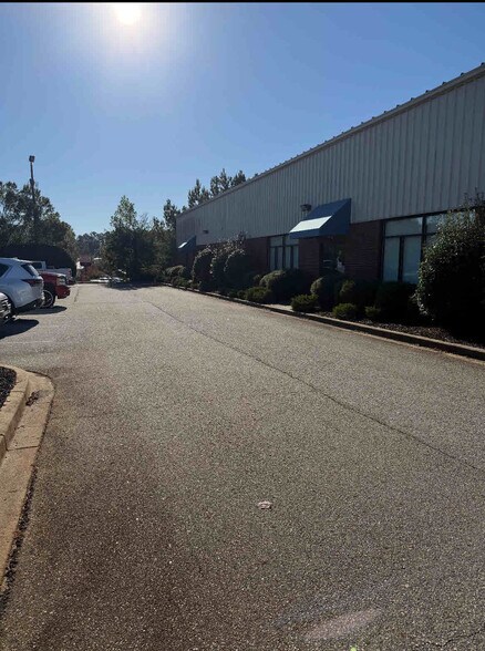 More Photos Of 615 McGee Rd, Anderson Showroom For Lease