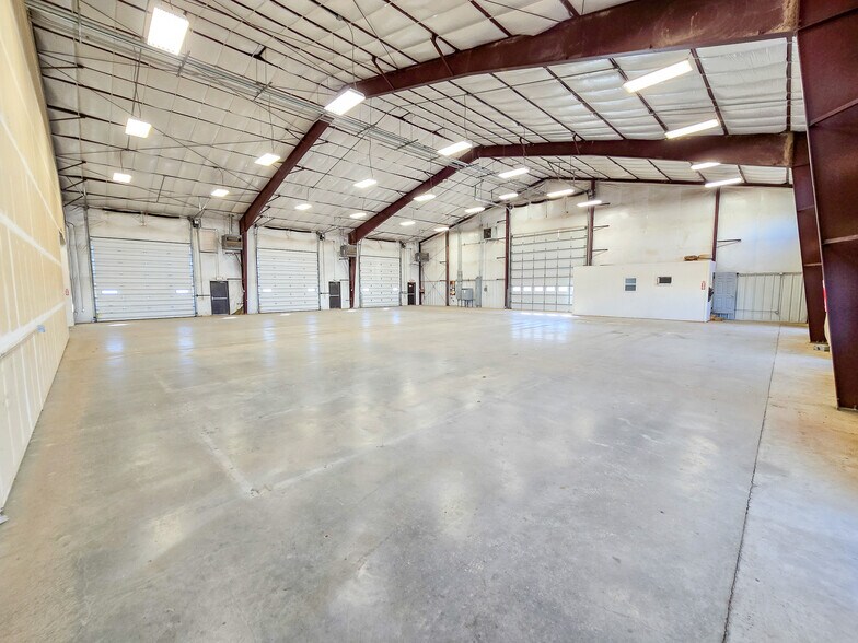 More Photos Of 5066 Owan Industrial Park Dr, Williston Warehouse For Lease