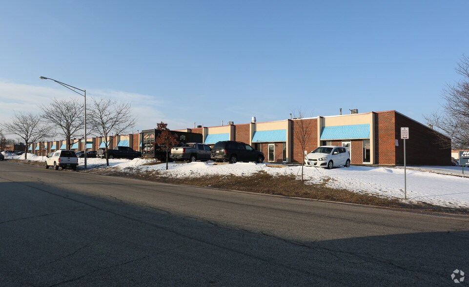 More Photos Of 900-926 S Westwood Ave, Addison Warehouse For Lease