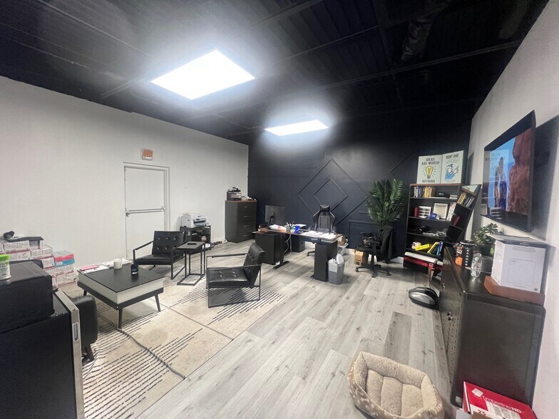 More Photos Of 6920 E Chelsea St, Tampa Light Distribution For Sale