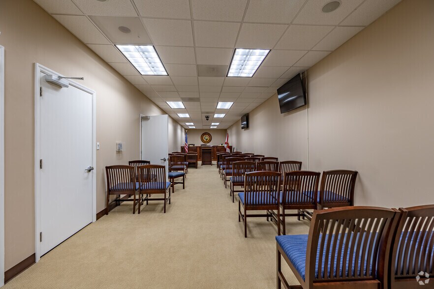 More Photos Of 4702-4708 Capital Cir NW, Tallahassee Manufacturing For Sale