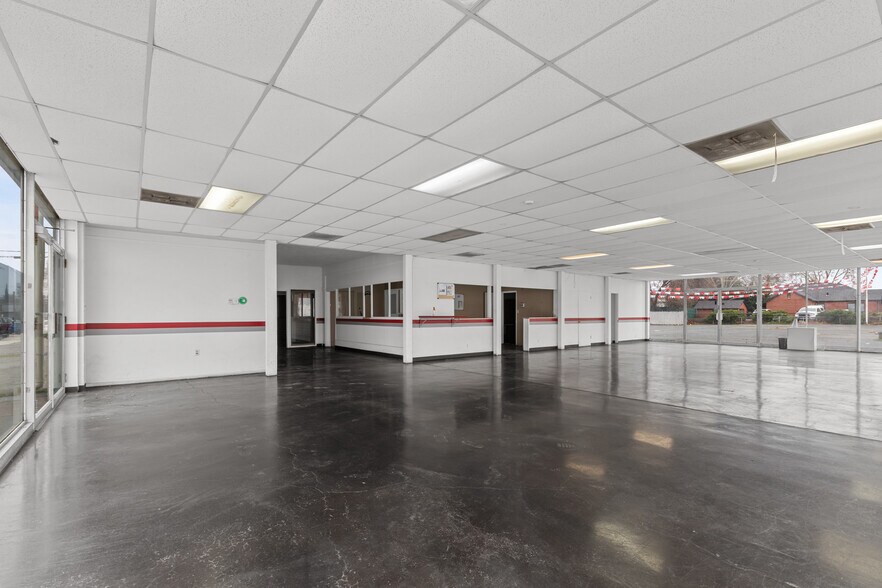 More Photos Of 440 Riverside Ave, Roseville Auto Dealership For Sale