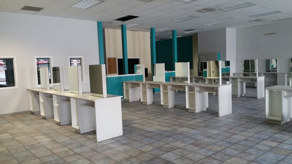More Photos Of 607 SE Everett Mall Way, Everett General Retail For Lease
