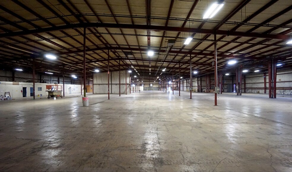 More Photos Of 601 W 2nd St, Taylor Warehouse For Lease