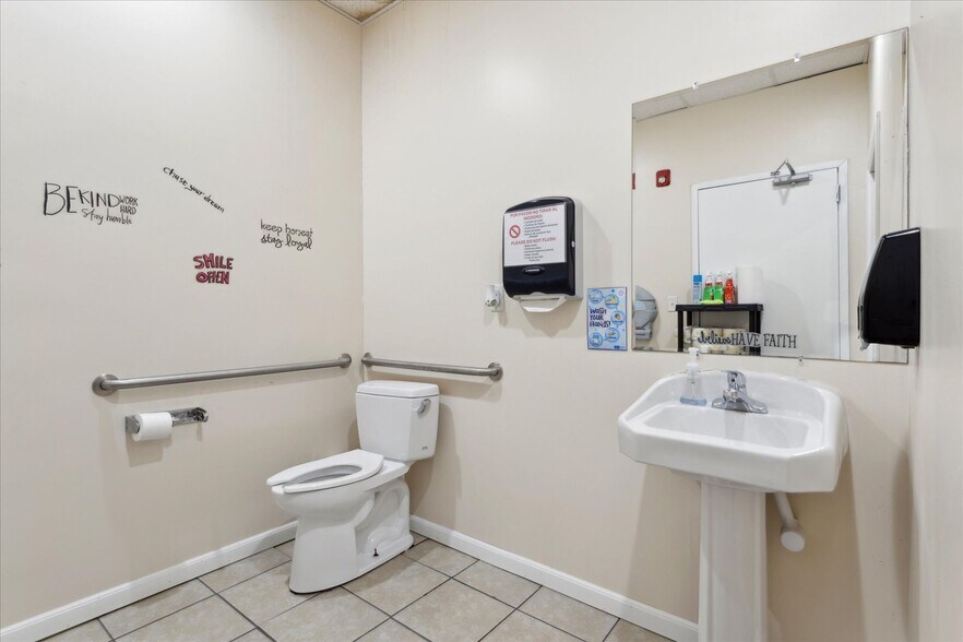 More Photos Of 14859 Warwick Blvd, Newport News Restaurant For Lease