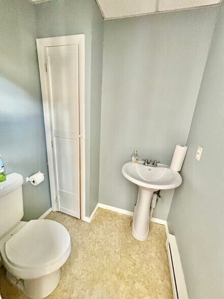 More Photos Of 5412 Shimerville Rd, Emmaus Freestanding For Lease