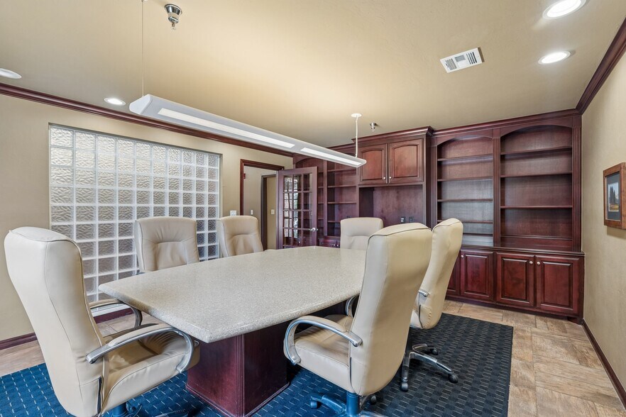 More Photos Of 2933 S Bryant Ave, Edmond Office For Sale
