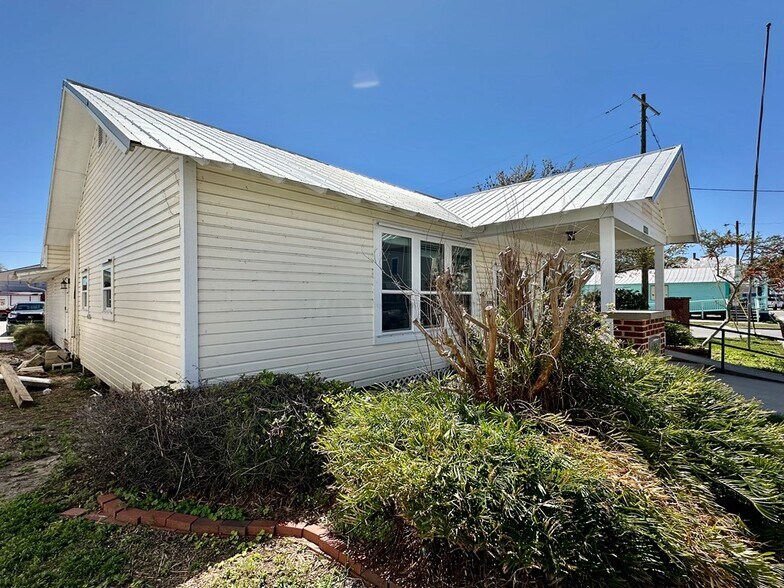 More Photos Of 490 2nd St, Cedar Key Office For Sale