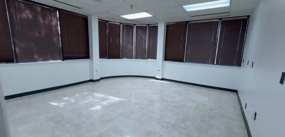 More Photos Of 11011 Jones Rd, Houston Office For Sale