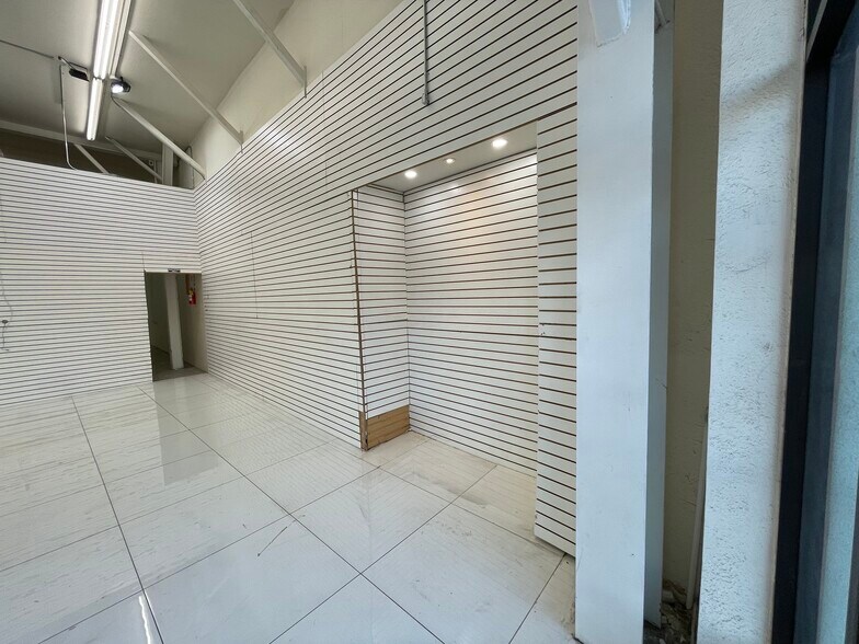 More Photos Of 1147-1157 S San Pedro St, Los Angeles Warehouse For Lease