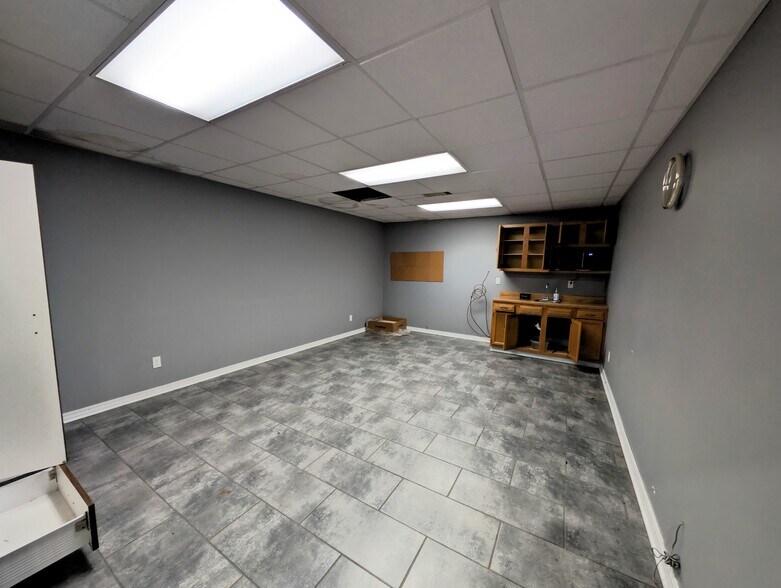 More Photos Of 608 E Booth Rd, Searcy Light Manufacturing For Lease