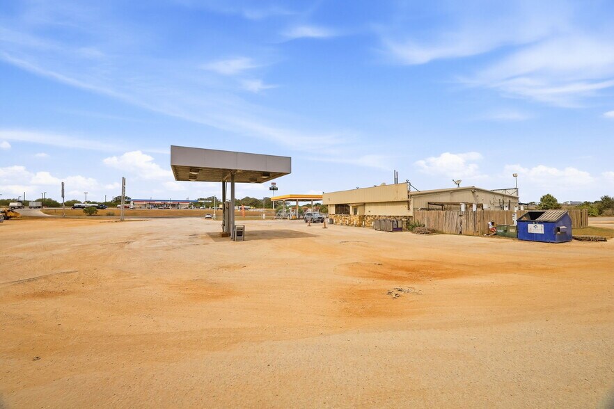 More Photos Of 1000 State Highway 123 S, Stockdale Service Station For Sale