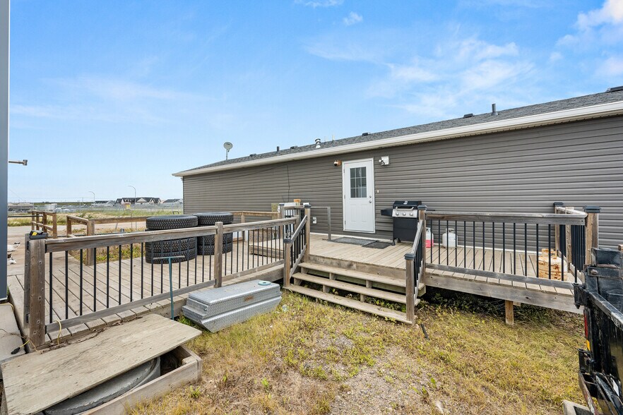 More Photos Of 3807 9th St, Lloydminster Warehouse For Sale
