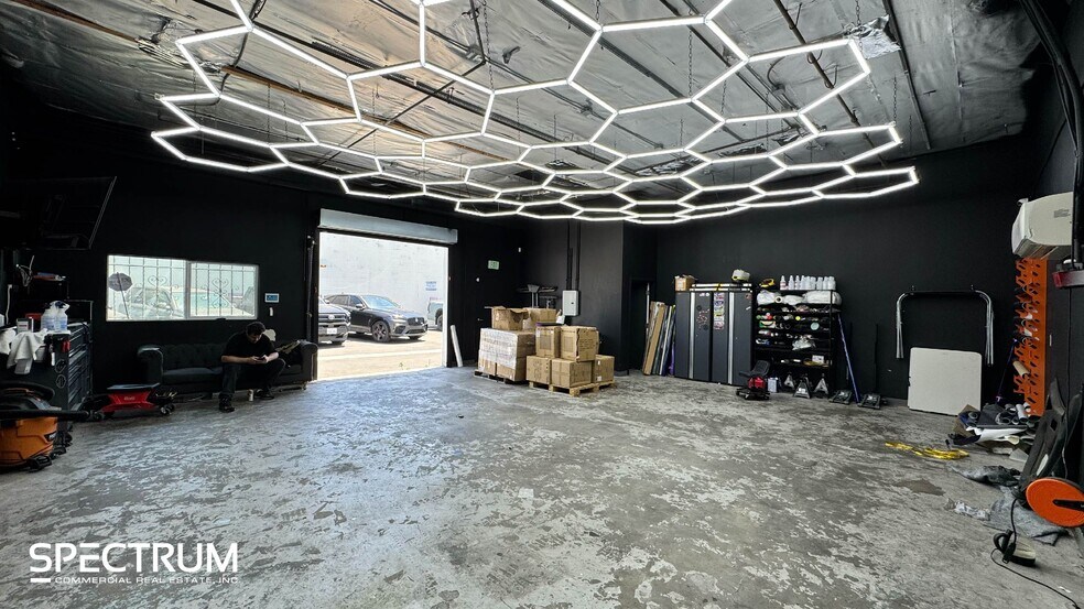 More Photos Of 15759 Strathern St, Van Nuys Warehouse For Lease