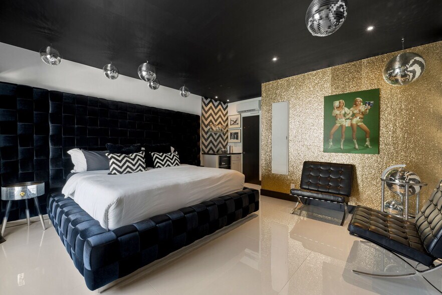 More Photos Of 120 W Vereda Sur, Palm Springs Hotel For Sale
