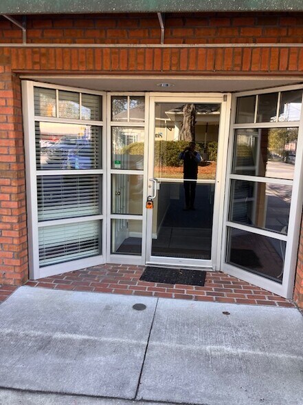 More Photos Of 141 N Main St, Summerville Storefront Retail Office For Lease