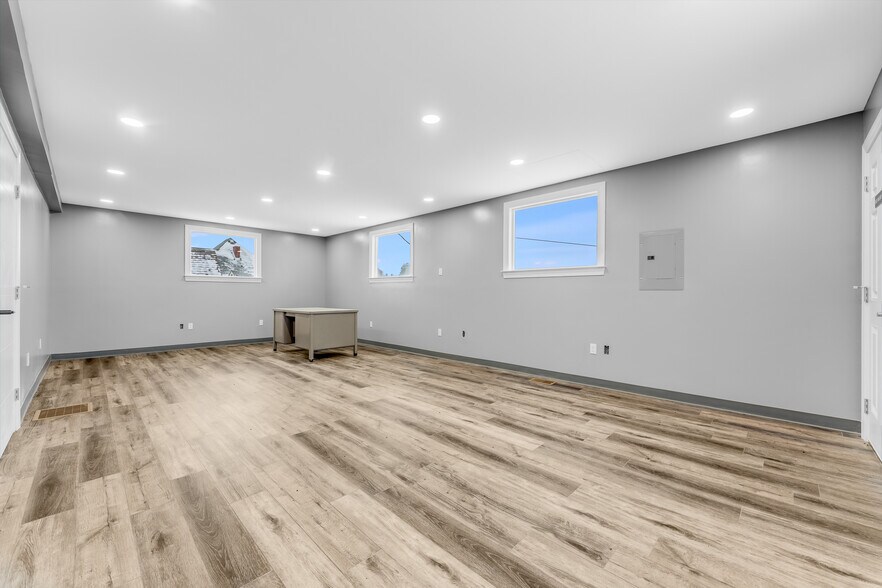 More Photos Of 205 10th St, Fairmont Office For Sale