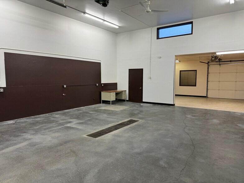 More Photos Of 401 N Willow St, Kenai Light Manufacturing For Lease