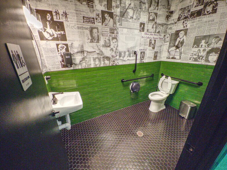 More Photos Of 114 E 5th St, Wahoo Bar For Sale