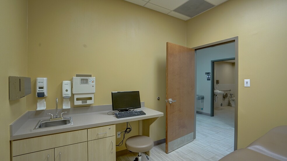 More Photos Of 3230 Interstate 30, Mesquite Medical For Lease