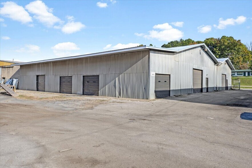 More Photos Of 3509 W Market St, Johnson City Warehouse For Lease
