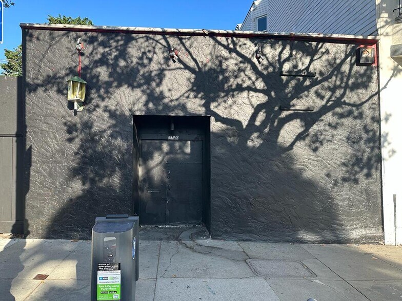 Primary Photo Of 2140 Market St, San Francisco Bar For Lease