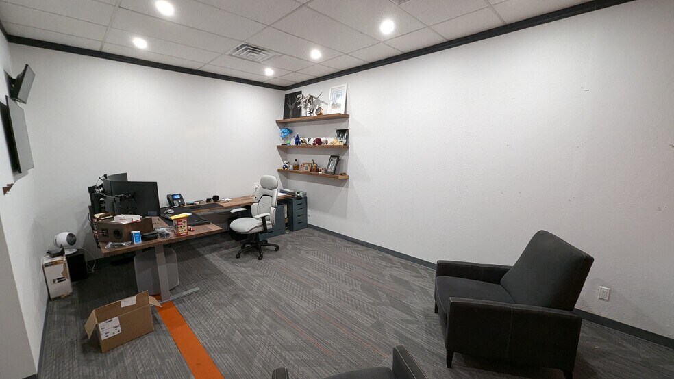 More Photos Of 1942 N Interstate 35E, Carrollton Warehouse For Lease