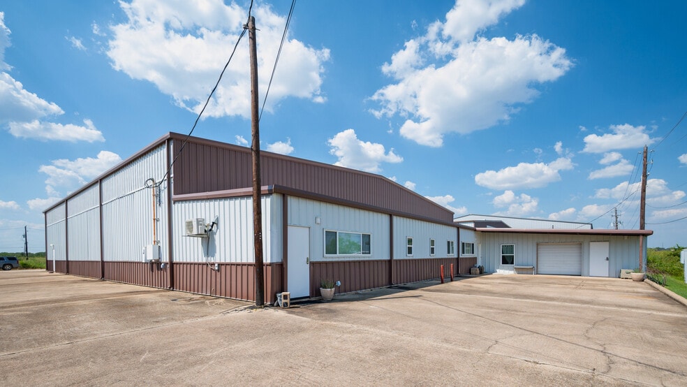 More Photos Of 5519 W Arcola Airport, Rosharon Airplane Hangar For Lease