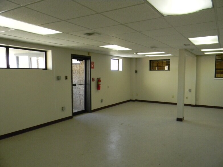 More Photos Of 39 Elmvale Pl, Pittsfield Warehouse For Lease