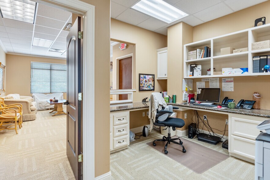 More Photos Of 5902 Winsome Ln, Houston Office Residential For Sale