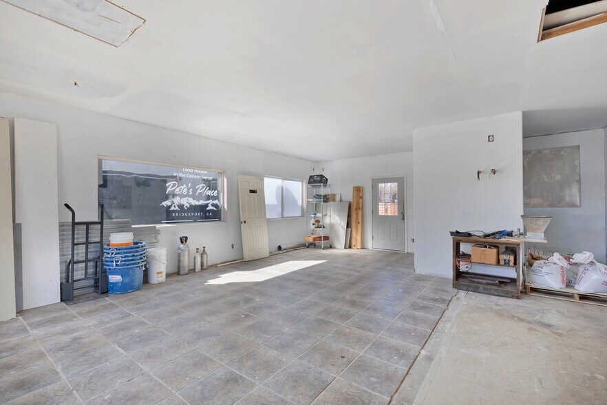 More Photos Of 20 S Sinclair St, Bridgeport Flex For Sale