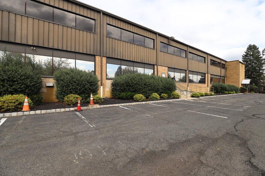 More Photos Of 35 Technology Dr, Warren Office For Lease