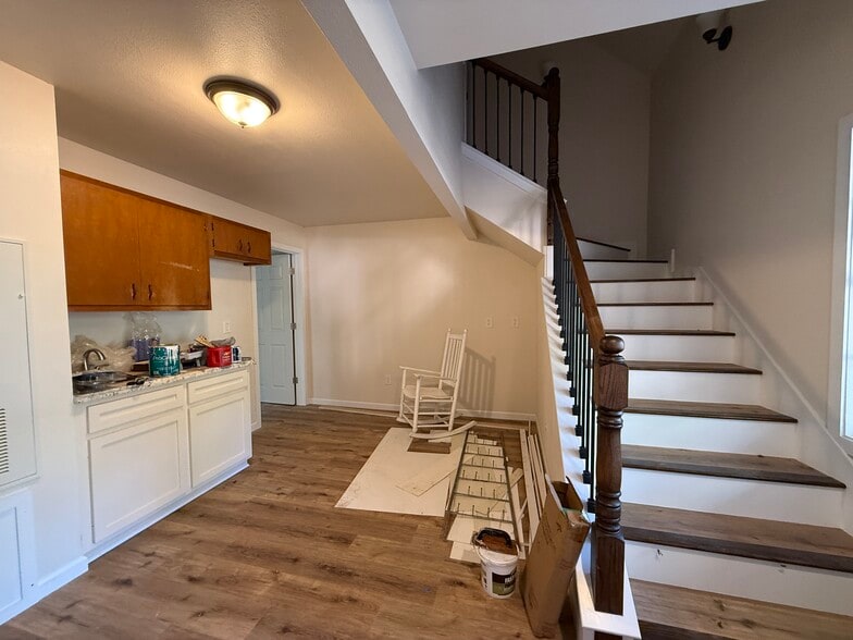 More Photos Of 280 Broken Arrow Marina, Livingston Hotel For Sale