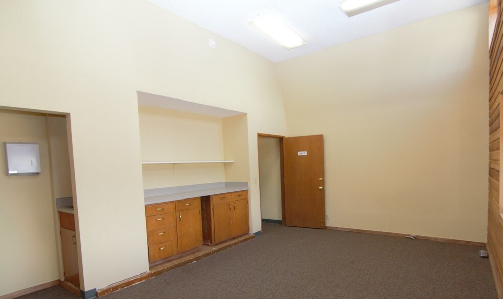 More Photos Of 1900 N 99 Hwy, Mcminnville Loft Creative Space For Lease