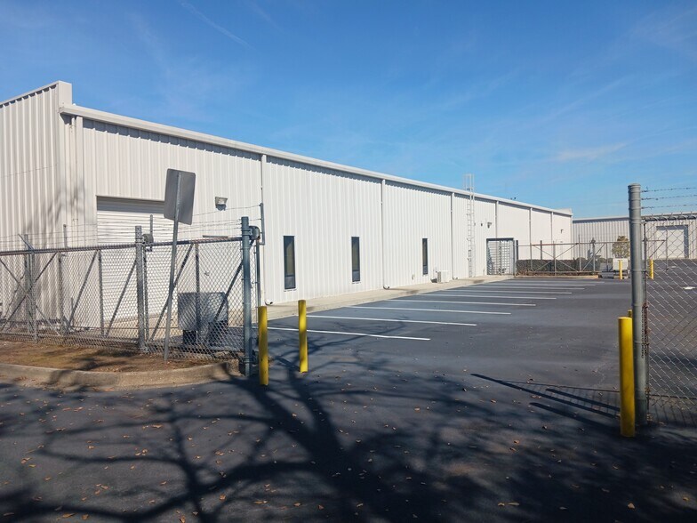 More Photos Of 400 Commerce Center Dr, Brunswick Office For Sale