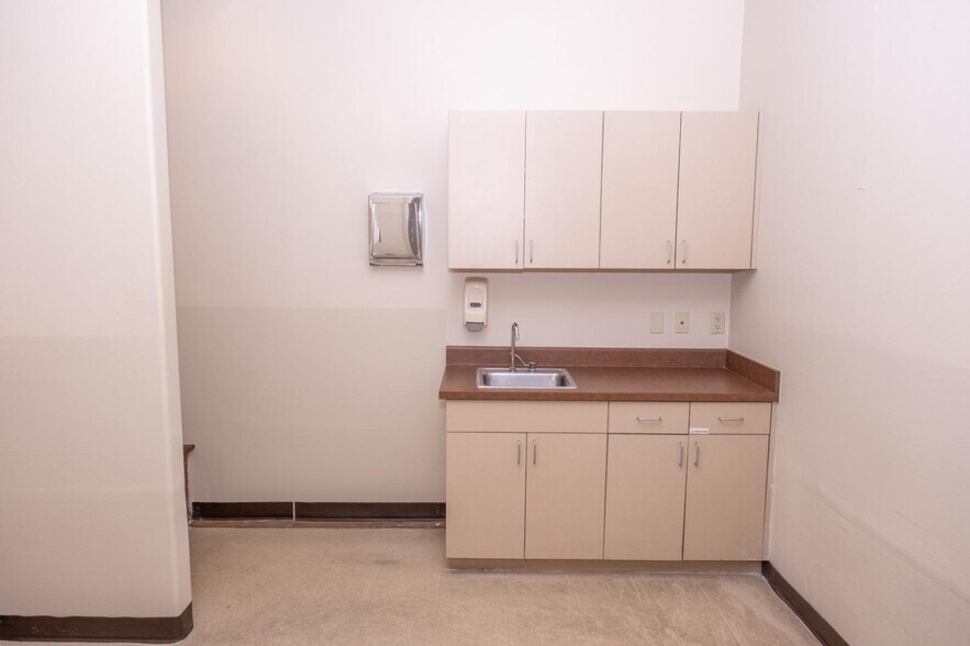 More Photos Of 8607 McPherson Rd, Laredo Office For Lease