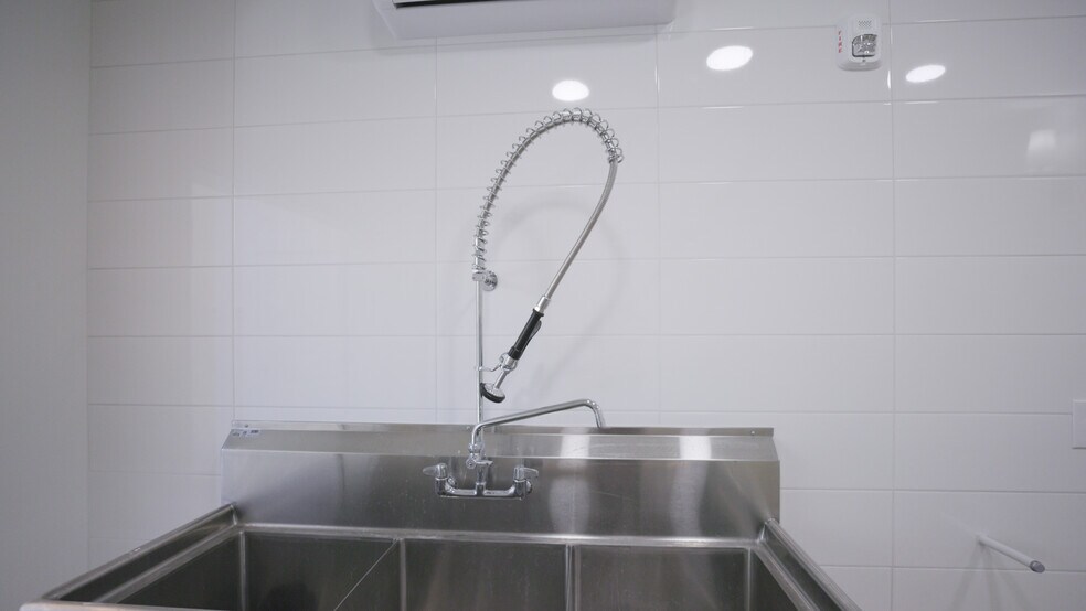 More Photos Of 550 N 1st St, Woodburn Office For Sale