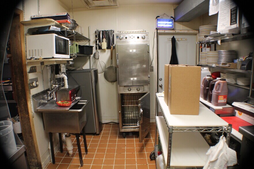 More Photos Of N51W34950 E Wisconsin Ave, Okauchee Specialty For Lease